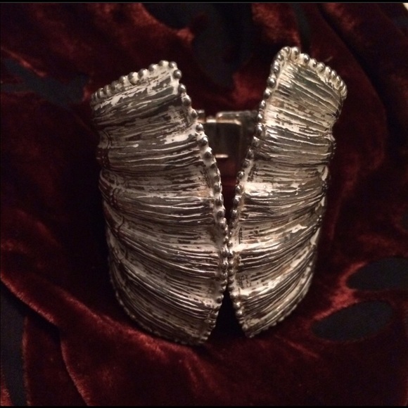 Vintage Shell Clamper Bracelet - Picture 2 of 2